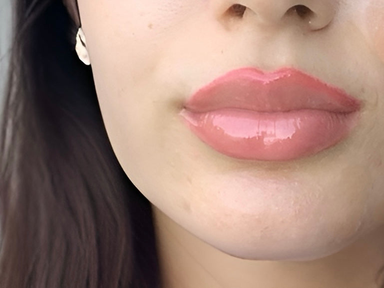Lip Gloss ΓΙΑ ΑΜΕΣΑ ΠΙΟ ΣΑΡΚΩΔΗ ΧΕΙΛΗ - Με υαλουρονικό και Καψαϊκινη